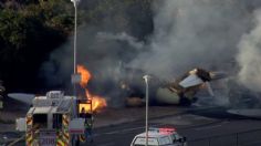 VIDEO FUERTE: avión de pasajeros se estrella mientras despegaba y cae sobre un auto, hay 5 muertos