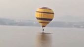 Foto ilustrativa de la nota titulada: Así fue el momento exacto en que un globo aerostático aterrizó de emergencia en el Lago de Tequesquitengo | VIDEO