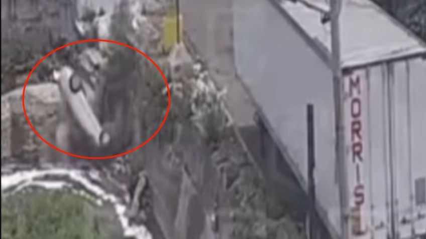 Fuerte accidente en Naucalpan: conductora se queda sin frenos y vuelca hacia el Río Hondo | VIDEO