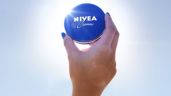 Foto ilustrativa de la nota titulada: ¿Cuáles son los beneficios de exfoliar tu piel con Crema Nivea de lata azul y café?