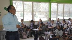 Regresa Andrés Mijes al salón de clases y reconoce la labor de los maestros