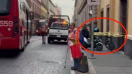 Foto que representa a Jóvenes que viajaban en motocicleta derrapan y uno muere tras impactarse con un bolardo en CDMX