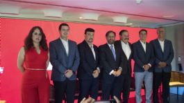 Foto que representa a APYMSA pone a los mecánicos al frente: el motor que mantiene a México en movimiento