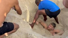 Foto que representa a Rescatan a turista que se enterró solo en playa de Copacabana | VIDEO