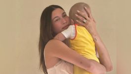 Foto que representa a Hailey Bieber afirma que estuvo a punto de morir durante el parto, sufrió una hemorragia severa