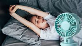Foto que representa a El truco para usar el ventilador y dormir fresco sin enfermarse de la garganta