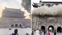 Foto que representa a Torre de 650 años colapsa en China, había visitantes y locales | VIDEO