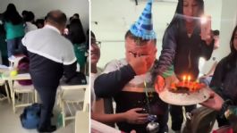 Foto que representa a Alumnos engañan a su maestro para darle un regalo y lo hacen llorar de la emoción: “Gracias por ser nuestra guía”