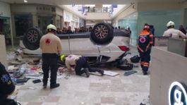 Foto que representa a Auto cae de tercer piso en Plaza Lilas en Cuajimalpa; SSC coordina rescate