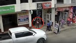 Foto que representa a Golpea salvajemente a adulto mayor y a una mujer en la calle sin motivos aparentes, es captado en VIDEO