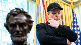 Foto que representa a ¿Qué le pasó a Elon Musk? Magnate se despide de Trump con un moretón en el ojo