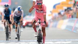 Foto que representa a Mexicano Isaac del Toro pierde liderazgo en Giro de Italia durante penúltima etapa