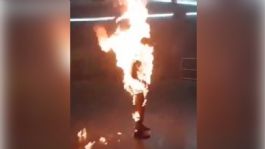Foto que representa a Abuelito de 74 años se prende fuego al interior de la Línea Azul del Metro | IMÁGENES FUERTES