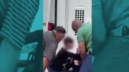 Foto que representa a Niño calma a su mamá en pánico al ser arrestada por Migración en EU: “¡Tranquila ma! Aquí estoy yo”