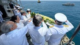 Foto que representa a Conmemoran el Día de la Marina con ofrenda floral en el Golfo de México