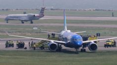 Avión se sale de la pista durante aterrizaje en aeropuerto de Boston y cae sobre el césped