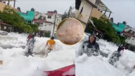 Foto que representa a Les salen ronchas a los vecinos de Naucalpan que tocaron la espuma en la inundación