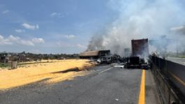 Foto que representa a Carambola deja al menos 4 vehículos incendiados en carretera de Jalisco | VIDEOS