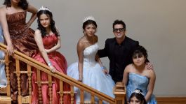 Foto que representa a Cincuenta quinceañeras de la colonia Guerrero y de la alcaldía Iztacalco bailan su vals con Yahir