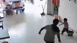 Foto que representa a Valiente niña salva a su hermanita de ser arrollada por un auto | VIDEO