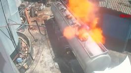 Foto que representa a Trabajador termina al borde de la muerte tras provocar una explosión por fumar mientras abría una pipa | VIDEO FUERTE