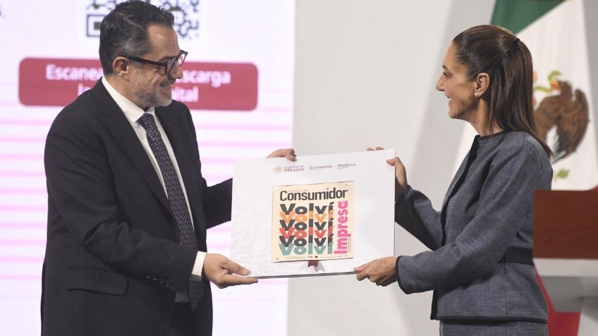 Iván Escalante entrega el primer ejemplar de la Revista del Consumidor Impresa del mes de junio a Claudia Sheinbaum