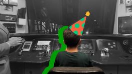 Foto que representa a Menor celebra su cumpleaños número 9 viajando en la cabina de un tren del Metro de la CDMX